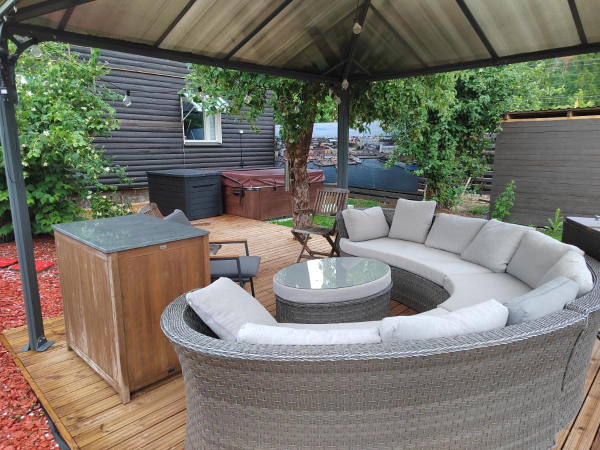 Relax & Recharge - A Unique Suite With A Touch Of Luxury - Hot Tub And Sauna Inspired Decor #Not A Real Sauna# Easy City Access - Direct Train 15 Min To City Helsinki Eksteriør billede