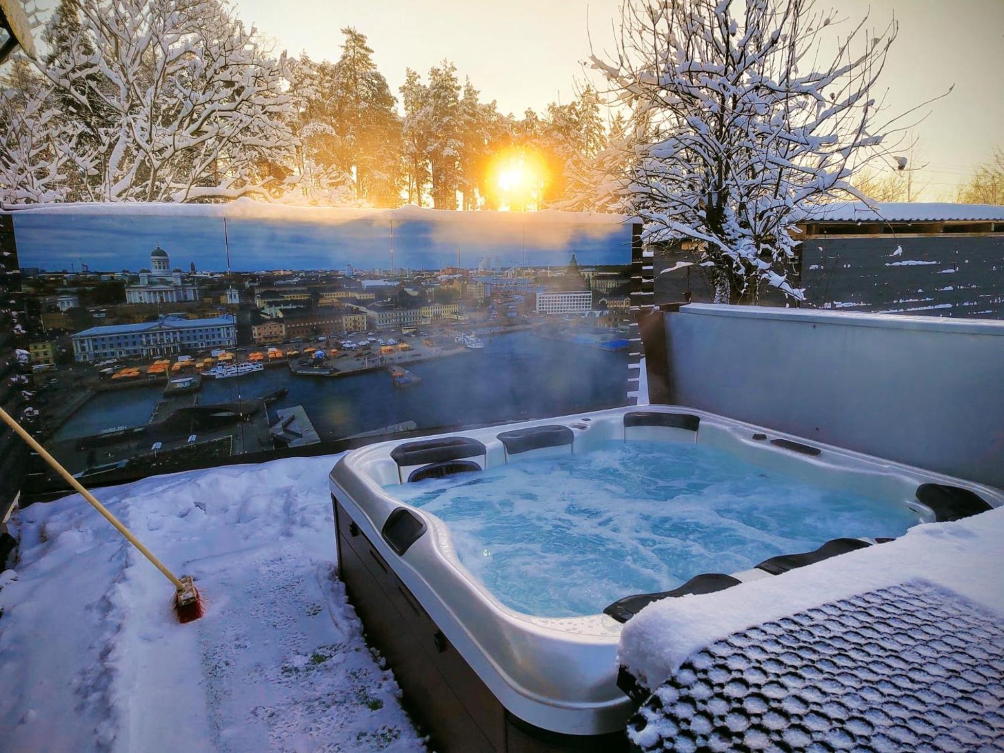 Relax & Recharge - A Unique Suite With A Touch Of Luxury - Hot Tub And Sauna Inspired Decor #Not A Real Sauna# Easy City Access - Direct Train 15 Min To City Helsinki Eksteriør billede