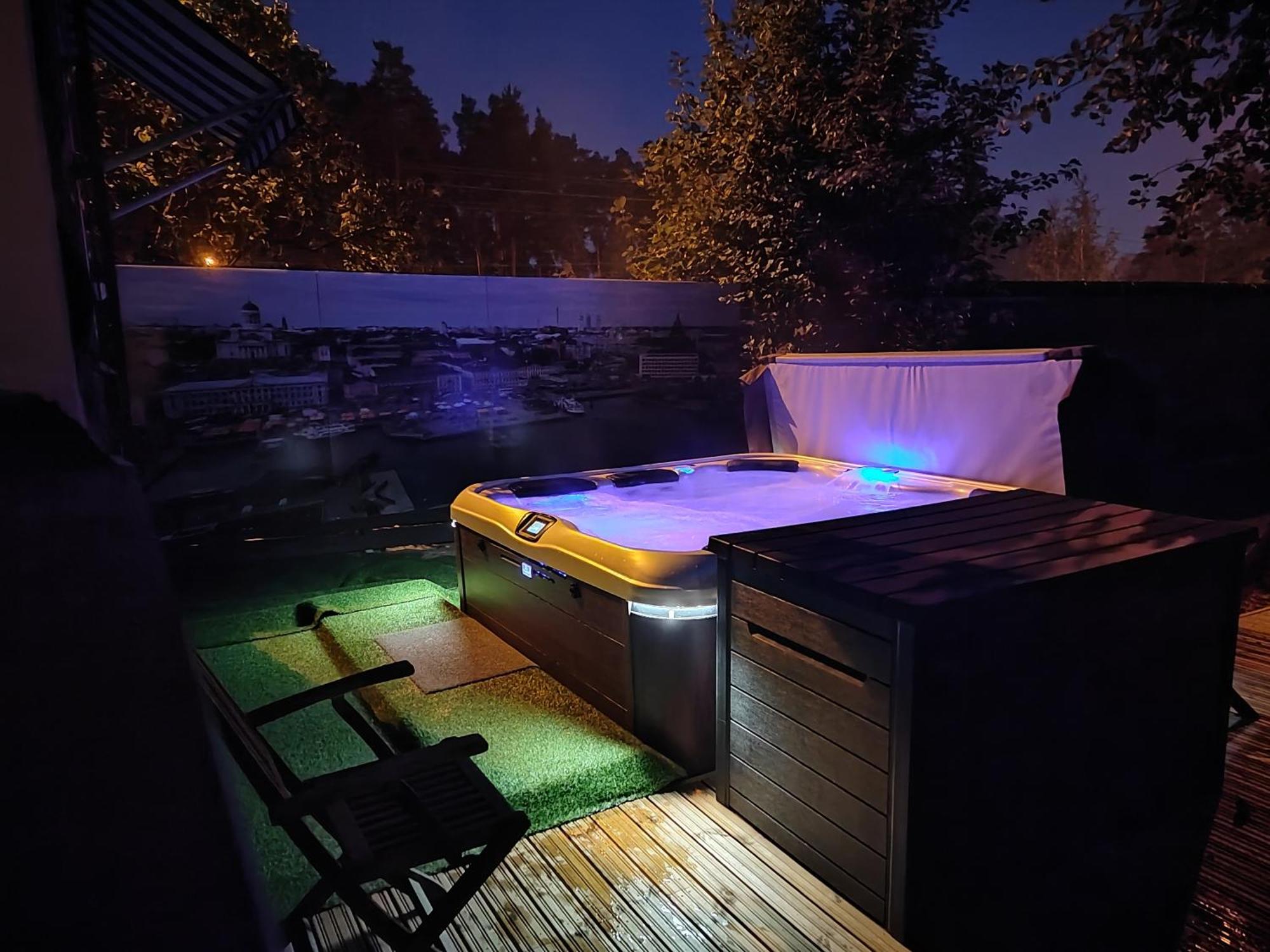 Relax & Recharge - A Unique Suite With A Touch Of Luxury - Hot Tub And Sauna Inspired Decor #Not A Real Sauna# Easy City Access - Direct Train 15 Min To City Helsinki Eksteriør billede