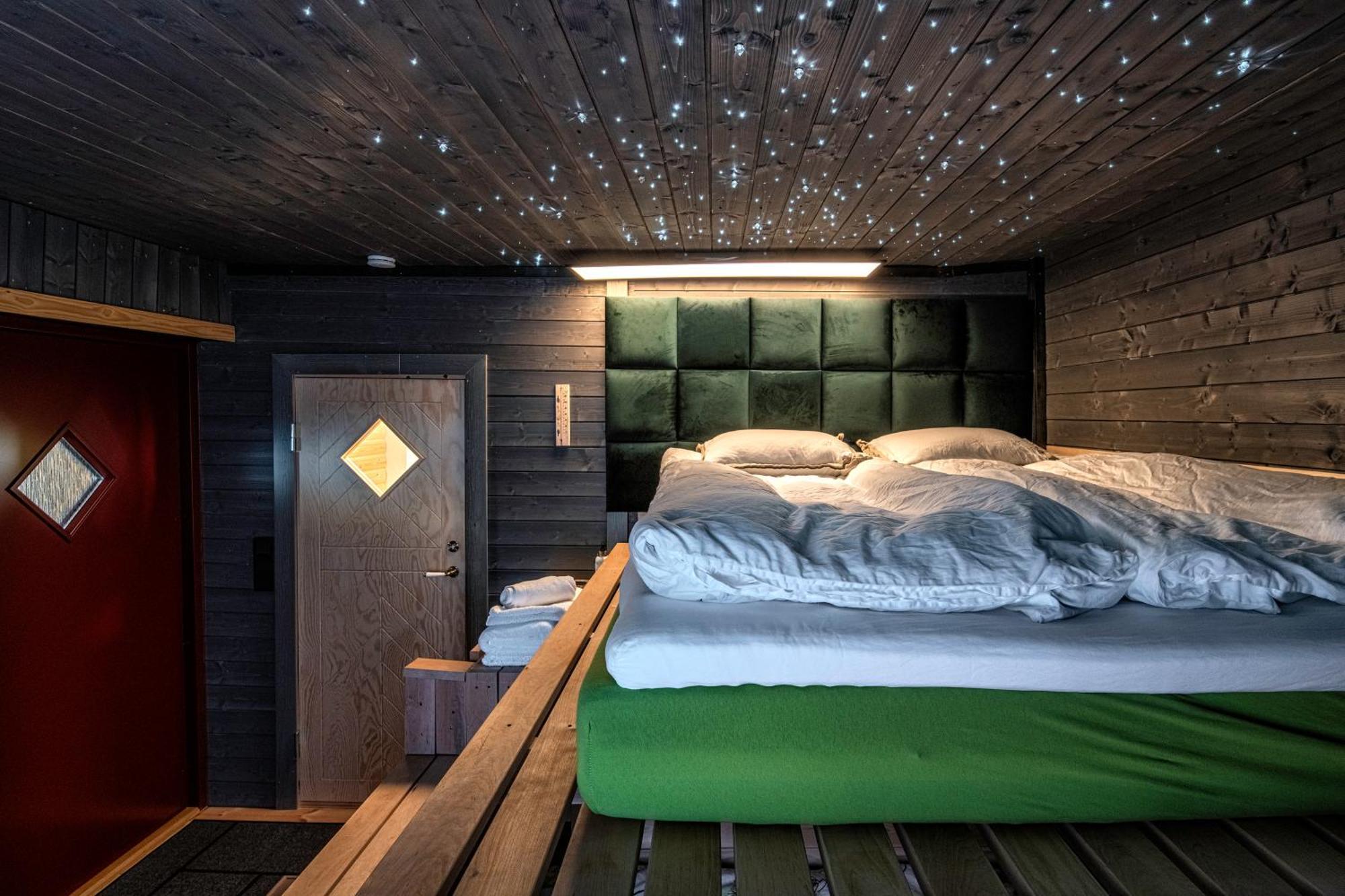 Relax & Recharge - A Unique Suite With A Touch Of Luxury - Hot Tub And Sauna Inspired Decor #Not A Real Sauna# Easy City Access - Direct Train 15 Min To City Helsinki Eksteriør billede