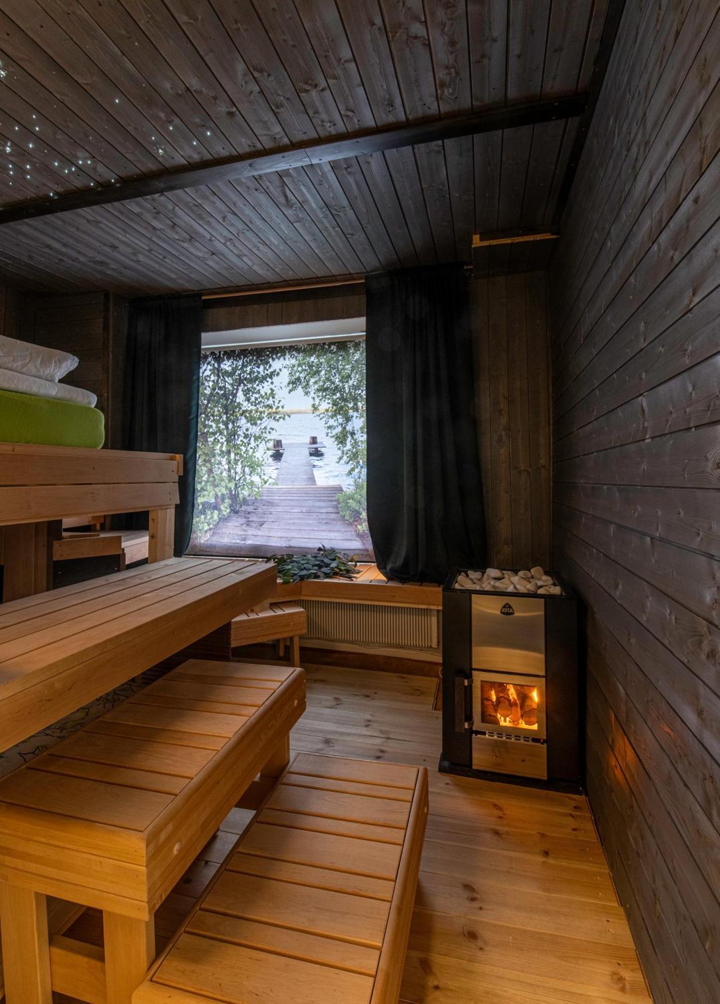 Relax & Recharge - A Unique Suite With A Touch Of Luxury - Hot Tub And Sauna Inspired Decor #Not A Real Sauna# Easy City Access - Direct Train 15 Min To City Helsinki Eksteriør billede