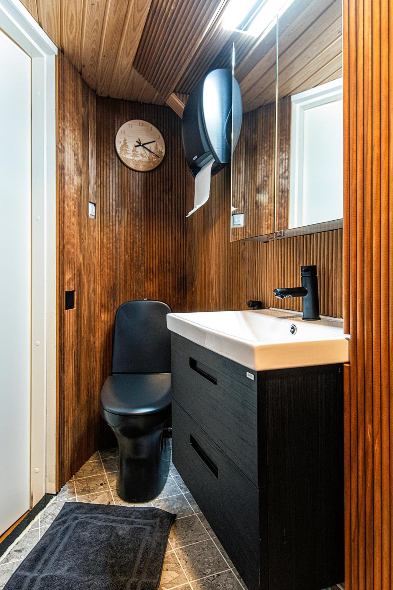 Relax & Recharge - A Unique Suite With A Touch Of Luxury - Hot Tub And Sauna Inspired Decor #Not A Real Sauna# Easy City Access - Direct Train 15 Min To City Helsinki Eksteriør billede