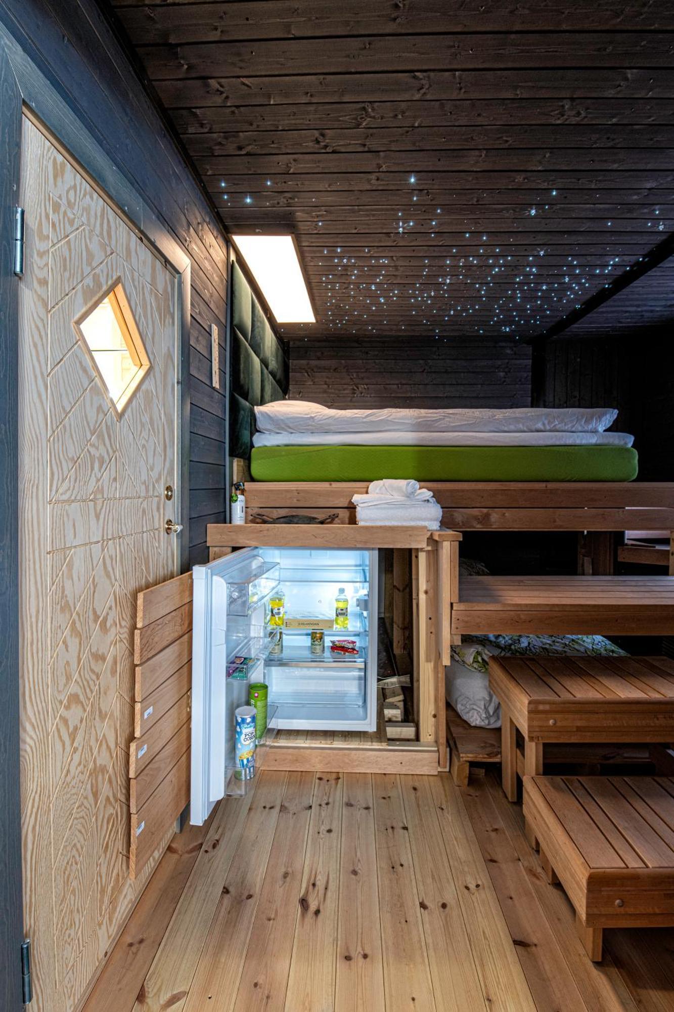 Relax & Recharge - A Unique Suite With A Touch Of Luxury - Hot Tub And Sauna Inspired Decor #Not A Real Sauna# Easy City Access - Direct Train 15 Min To City Helsinki Eksteriør billede
